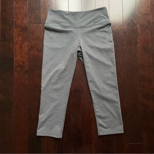 Nike Women’s Legendary Capri Workout Leggings Gray Size Medium